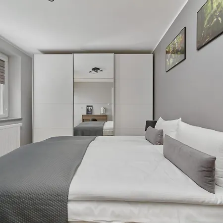 Modern Kotsisa With Balcony By Renters شقة