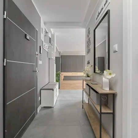 Modern Kotsisa With Balcony By Renters شقة *