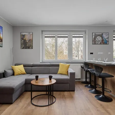 Modern Kotsisa With Balcony By Renters * فروتسواف
