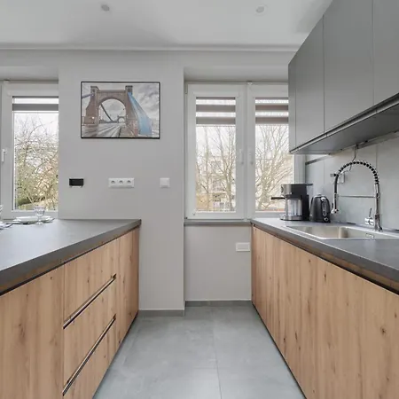 Modern Kotsisa With Balcony By Renters Lejlighed