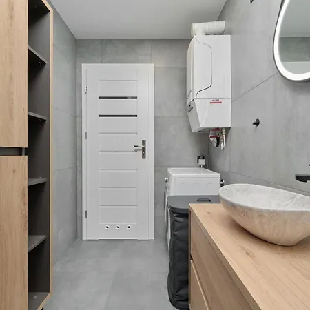 Modern Kotsisa With Balcony By Renters *