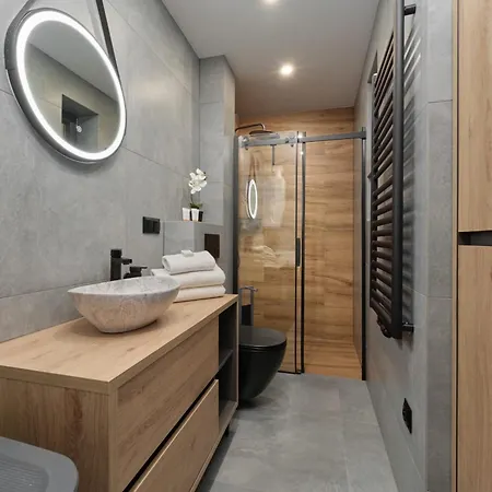 Modern Kotsisa With Balcony By Renters Appartamento