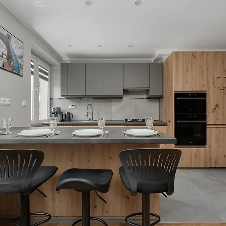 Modern Kotsisa With Balcony By Renters Appartamento *